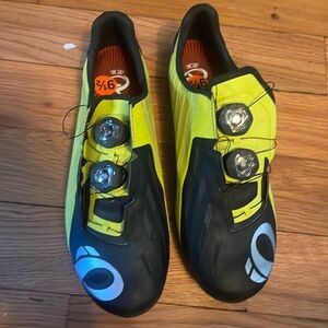Pearl Izumi pro leader V4 clipping cycling shoes, double boa lightly used